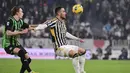 Pemain Juventus, Filip Kostic, berebut bola dengan pemain Sassuolo, Ryan Flamingo, dalam laga Serie A 2023/2024 giornata 20 yang dihelat di Allianz Stadium, Rabu (17/1/2024). (Marco Alpozzi/LaPresse via AP)