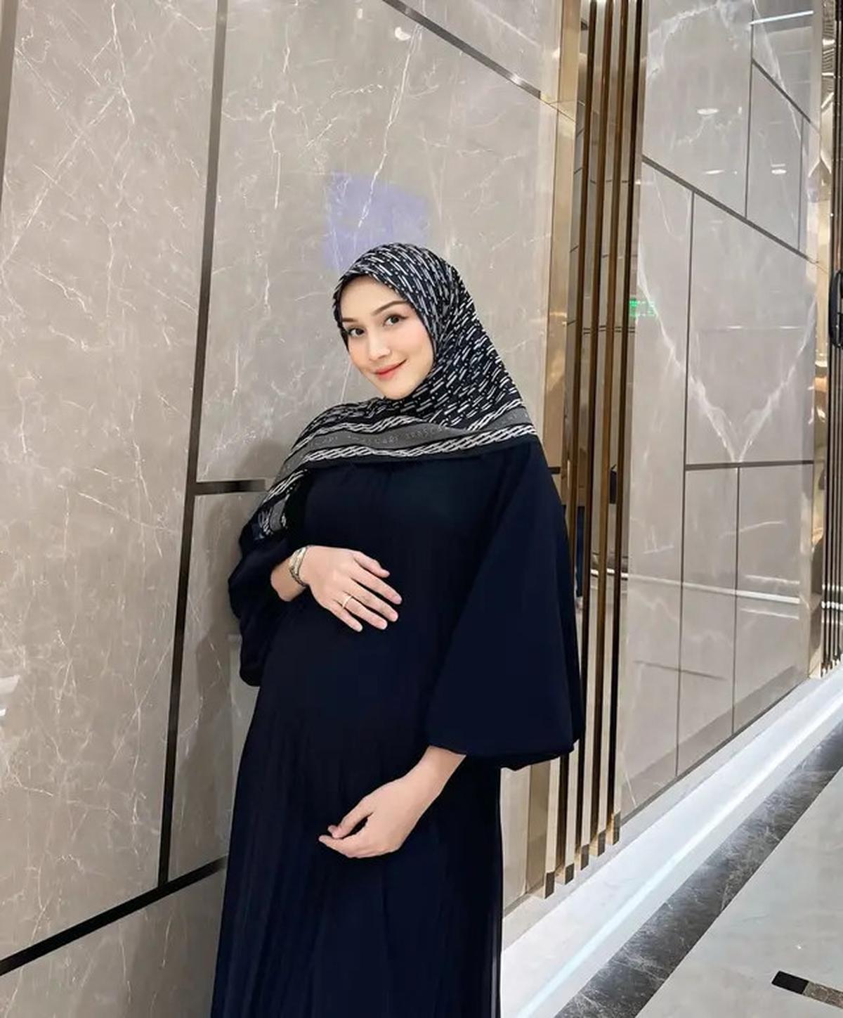 Sudah Melahirkan Anak Ketiga, Ini 6 Potret Melody Prima Momong Buah Hati