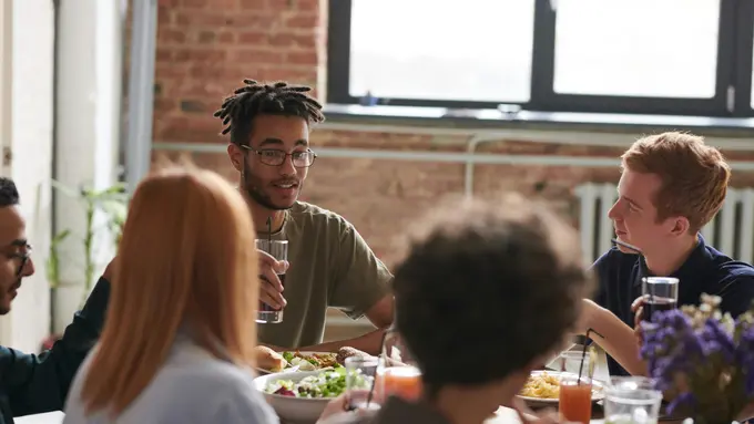 Sekelompok orang sedang makan