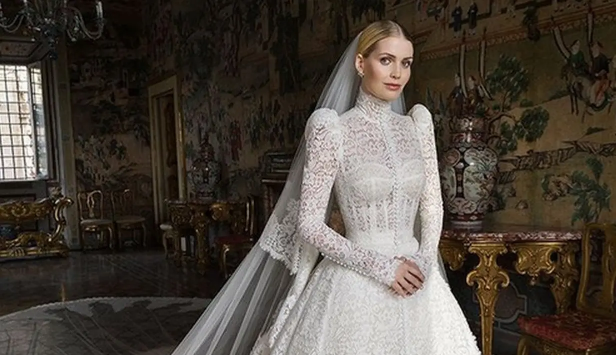 Kabar bahagia datang dari keponakan Putri DIana, Lady Kitty Spencer yang menikah dengan Michael Lewis di Roma. (Foto: Instagram/ Dolce & Gabbana)