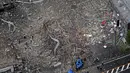 Penyelidik bekerja di lokasi ledakan di Koriyama, Prefektur Fukushima, Jepang utara, Kamis, (30/7/2020). Setidaknya lebih dari puluhan orang terluka dan dibawa ke rumah sakit setelah ledakan akibat kebocoran gas menghantam dinding, jendela, dan bangunan di lingkungan tersebut. (Berita Kyodo via AP)