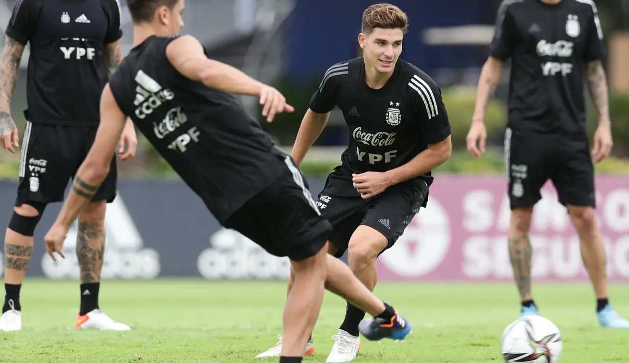 Pemain depan Argentina Julian Alvarez (tengah) mengamati bola selama sesi latihan menjelang lanjutan kualifikasi Piala Dunia 2022 di Ezeiza, Buenos Aires, 26 Januari 2022. Argentina akan bermain tandang kontra Chile pada 28 Januari 2022. (ALEJANDRO PAGNI/AFP)