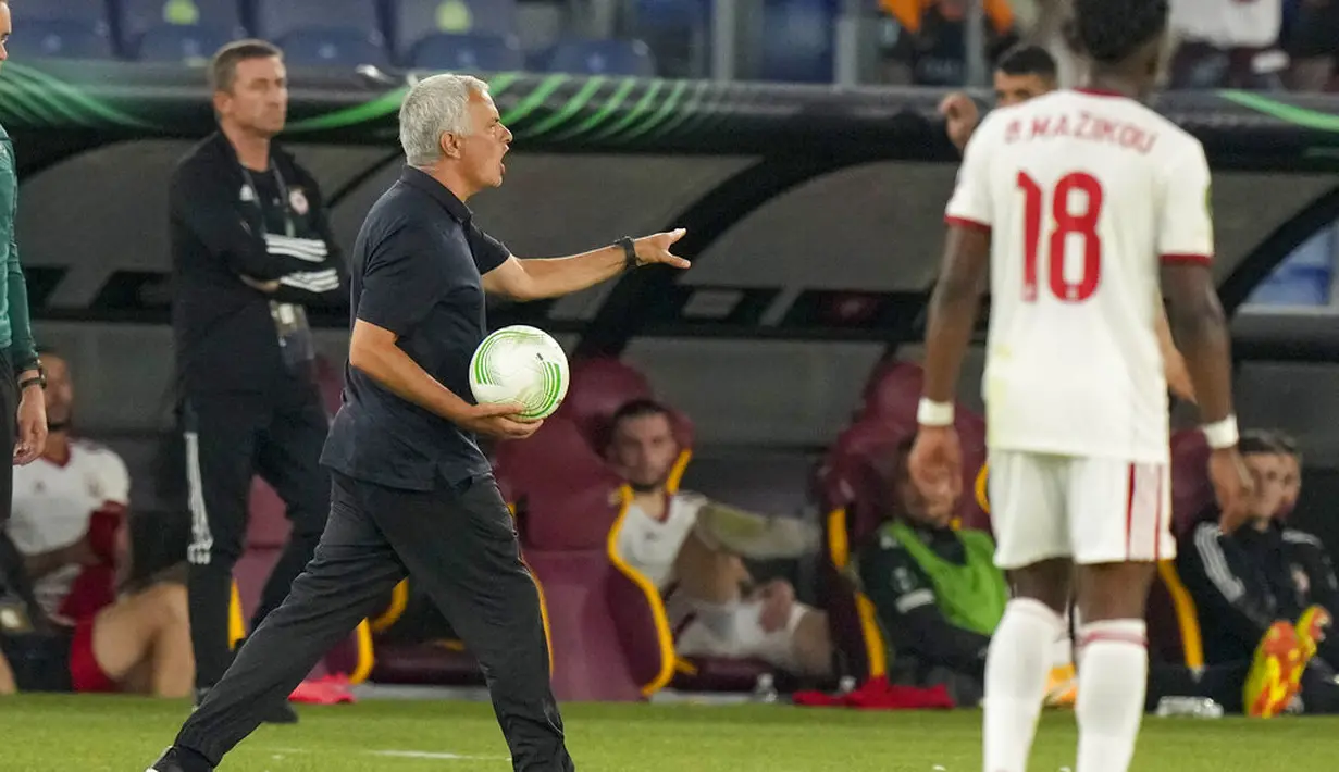 Pelatih AS Roma, Jose Mourinho memanggil para pemainnya saat bertanding melawan CSKA Sofia pada pertandingan grup C Liga Europa di Stadion Olimpiade Roma, Jumat (17/9/2021). AS Roma menang telak atas CSKA Sofia 5-1. (AP Photo/Andrew Medichini)
