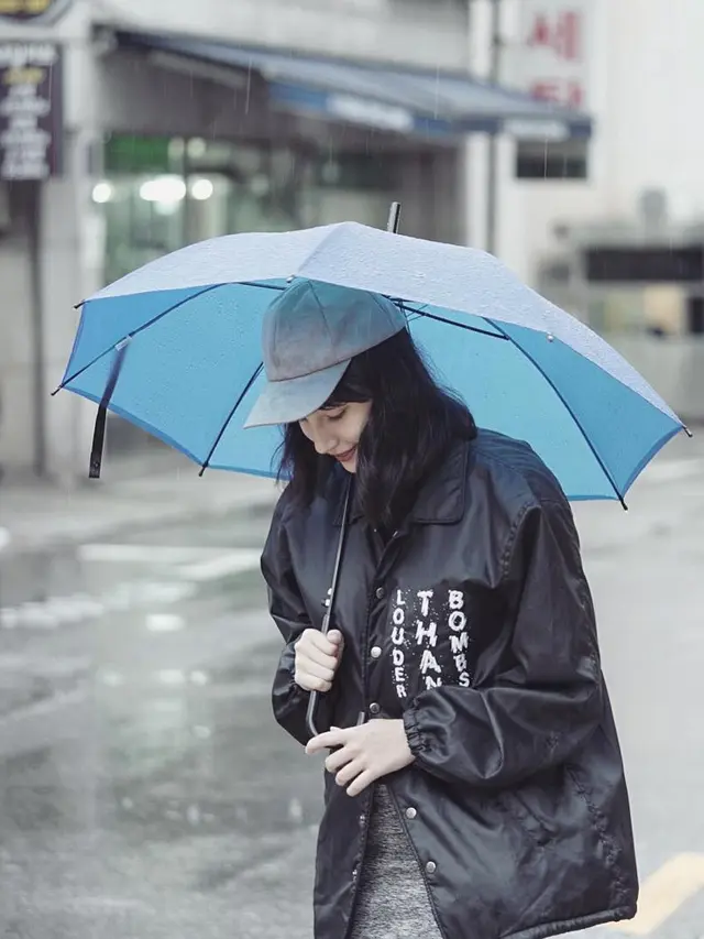 [Bintang] Biar Musim Hujan, Outer Andalan Tatjana Saphira Ini Bikin Kamu Tetap Keren