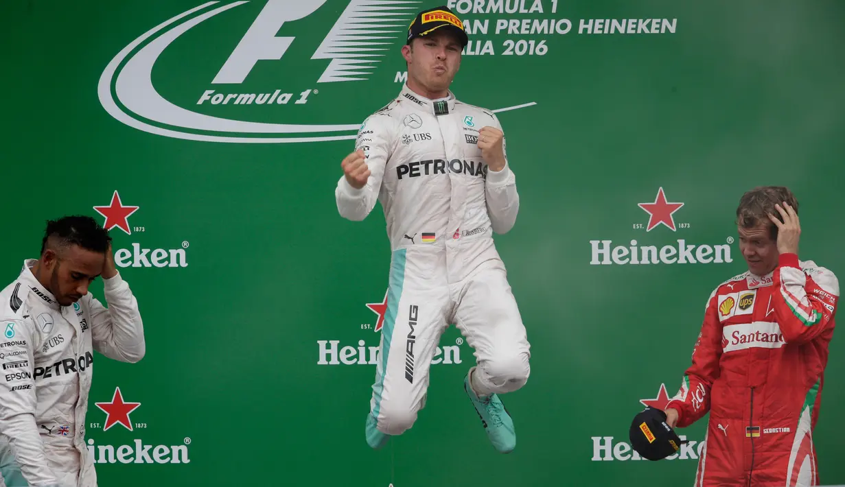 Pembalap Mercedes Nico Rosberg merayakan kemenangannya dengan melompat di podium setelah balapan F1 Grand Prix Italia, di Monza, Italia Minggu (04/9). Pada balapan ini Lewis Hamilton finis di urutan kedua, disusul Sebastian Vettel. (Reuters/Max Rossi)