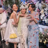 Sebelum berganti ke busana bridesmaid, Sheila Dara mengenakan dress biru [Inistagram/fitaanggriani]