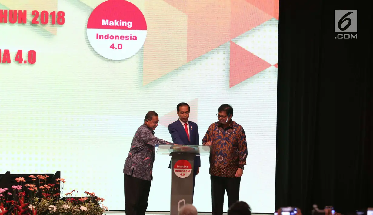 Presiden Jokowi bersama Menteri Perindustrian Airlangga Hartarto dan Menko Perekonomian, Darmin Nasution meluncurkan peta jalan dan strategi Indonesia untuk menerapkan revolusi industri jilid 4 di Jakarta, Rabu (5/4). (Liputan6.com/Angga Yuniar)