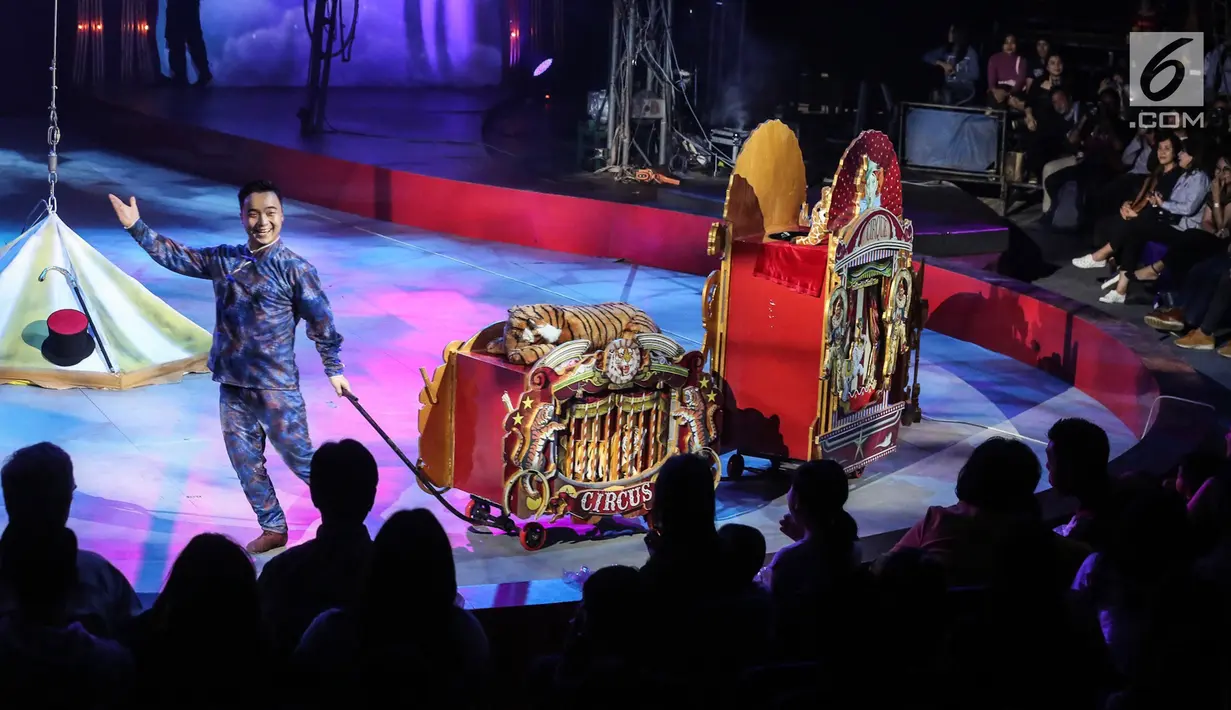 Pemain Oriental Circus Indonesia menyapa penonton saat tampil dalam The Great 50 Show di GBK, Senayan, Jakarta, Jumat (14/12). Pertunjukan sirkus hari pertama ini merupakan kolaborasi antara sirkus modern dan tradisional. (Liputan6.com/Fery Pradolo)