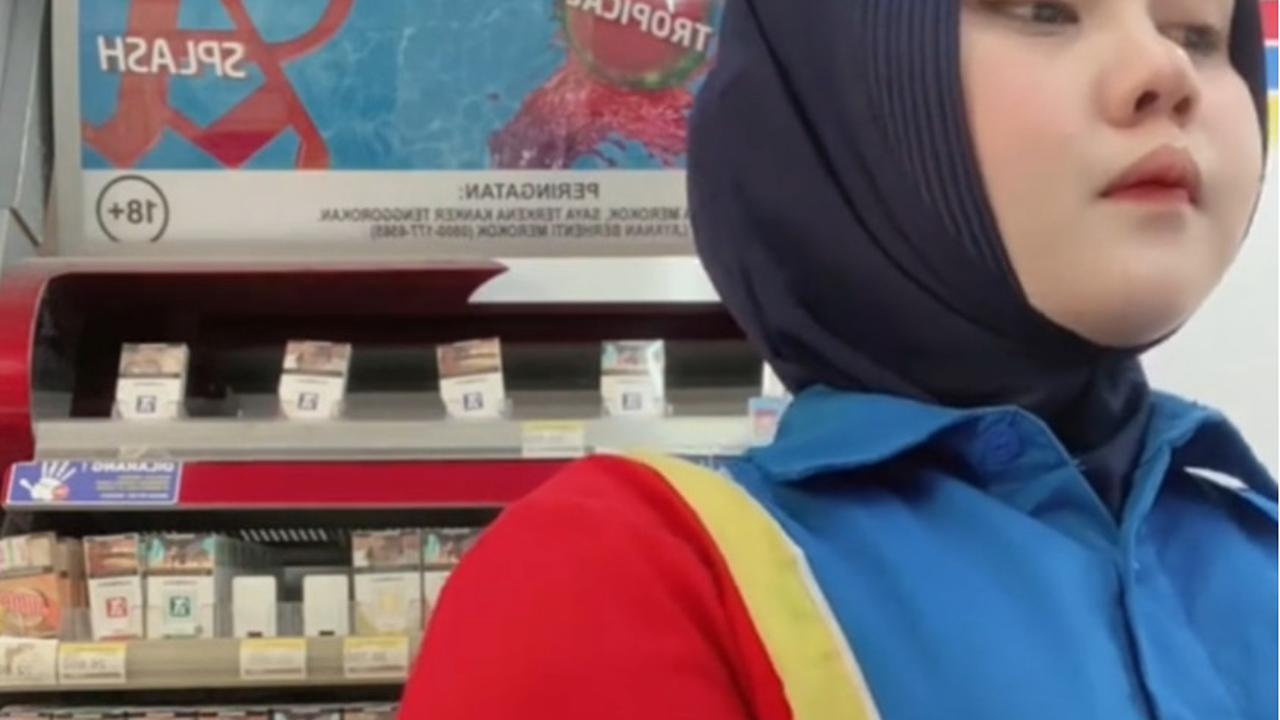 Tak Tega Lihat Pedagang Lansia Kelelahan, Aksi Perempuan Ini Traktir Minum Viral