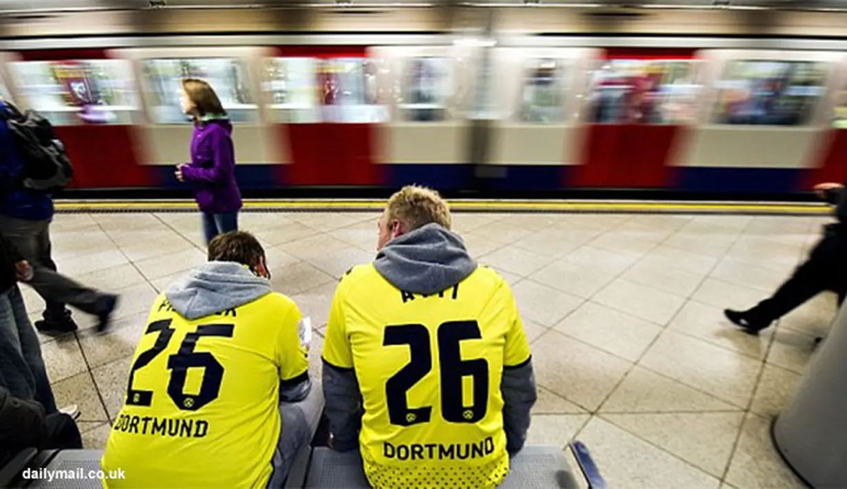 Suporter Borussia Dortmund di stasiun kereta London.