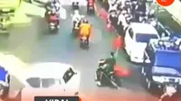 terlihat seorang pengedara sepeda motor tanpa menggunakan helm secara tiba-tiba berputar arah. (@jktnewss)