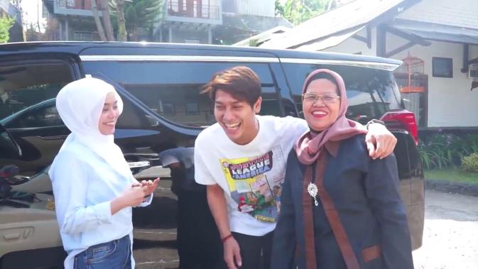 Momen Liburan Keluarga Rizky Billar di Bandung, Didampingi Lesty Kejora. (Sumber: YouTube/Rizky Billar)