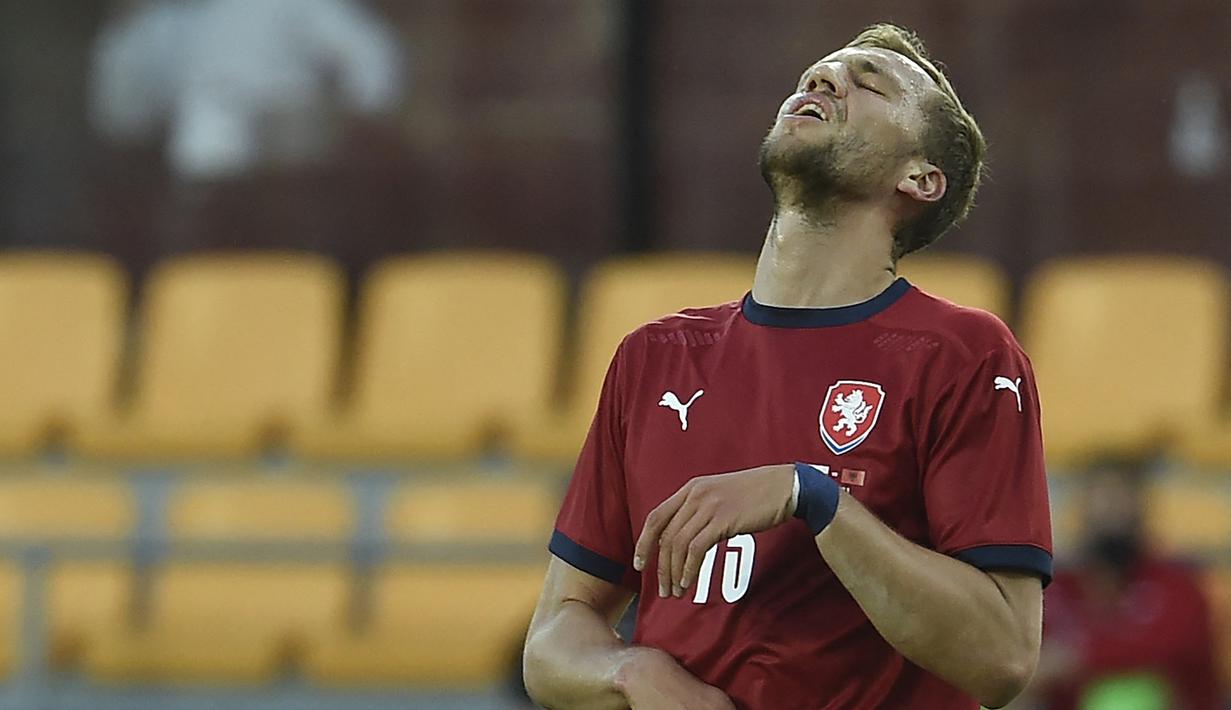 Ekspresi kecewa gelandang Republik Ceska, Tomas Soucek saat melawan Albania dalam laga uji coba menjelang Euro 2020 di Praha, Republik Ceska, Selasa (8/6/2021). Republik Ceska menang 3-1 atas Albania. (AFP/Michal Cizek)