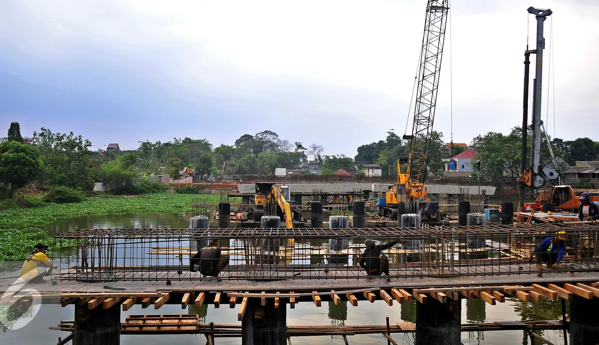 Pekerja membuat kerangka besi untuk pembangunan Tol Cijago seksi II, Depok, Jawa Barat, Jum'at (6/11). Menteri PUPR Basuki Hadimoeljono meminta BPN segera menyelesaikan Tol Cijago agar September 2016 dapat dioperasikan. (Liputan6.com/Yoppy Renato)