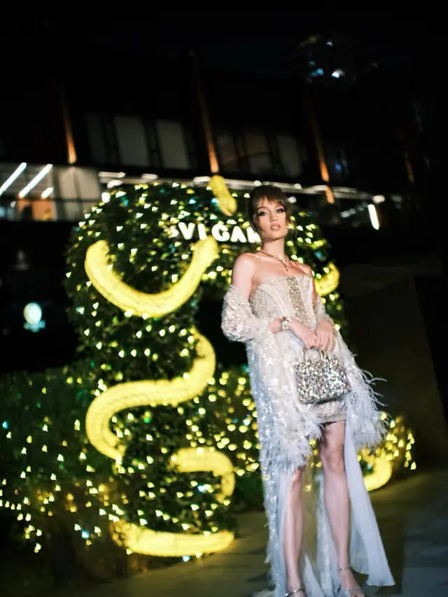 6 Potret Glamor Cinta Laura di Bvlgari Exhibition Shanghai, Momen Anne Hathaway Cium Tangannya Jadi Sorotan