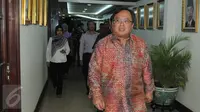 Menkeu Bambang Brodjonegoro saat menuju ruang pertemuan di Gedung MPR/DPR/DPD RI, Jakarta, Kamis (23/7/2015). Menkeu Bambang melakukan halal bilahal dengan Ketua Ketua MPR RI Zulkifli Hasan sekaligus membahas RUU APBN 2015. (Liputan6.com/Herman Zakharia) 