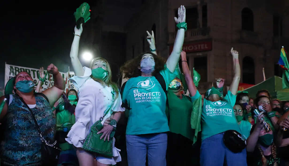 Aktivis hak-hak aborsi melakukan selebrasi setelah anggota parlemen menyetujui undang-undang yang melegalkan aborsi di luar Kongres, Buenos Aires, Argentina, Rabu (30/12/2020). Argentina memastikan sebagai negara Amerika Latin pertama yang melegalkan aborsi. (AP Photo/Natacha Pisarenko)