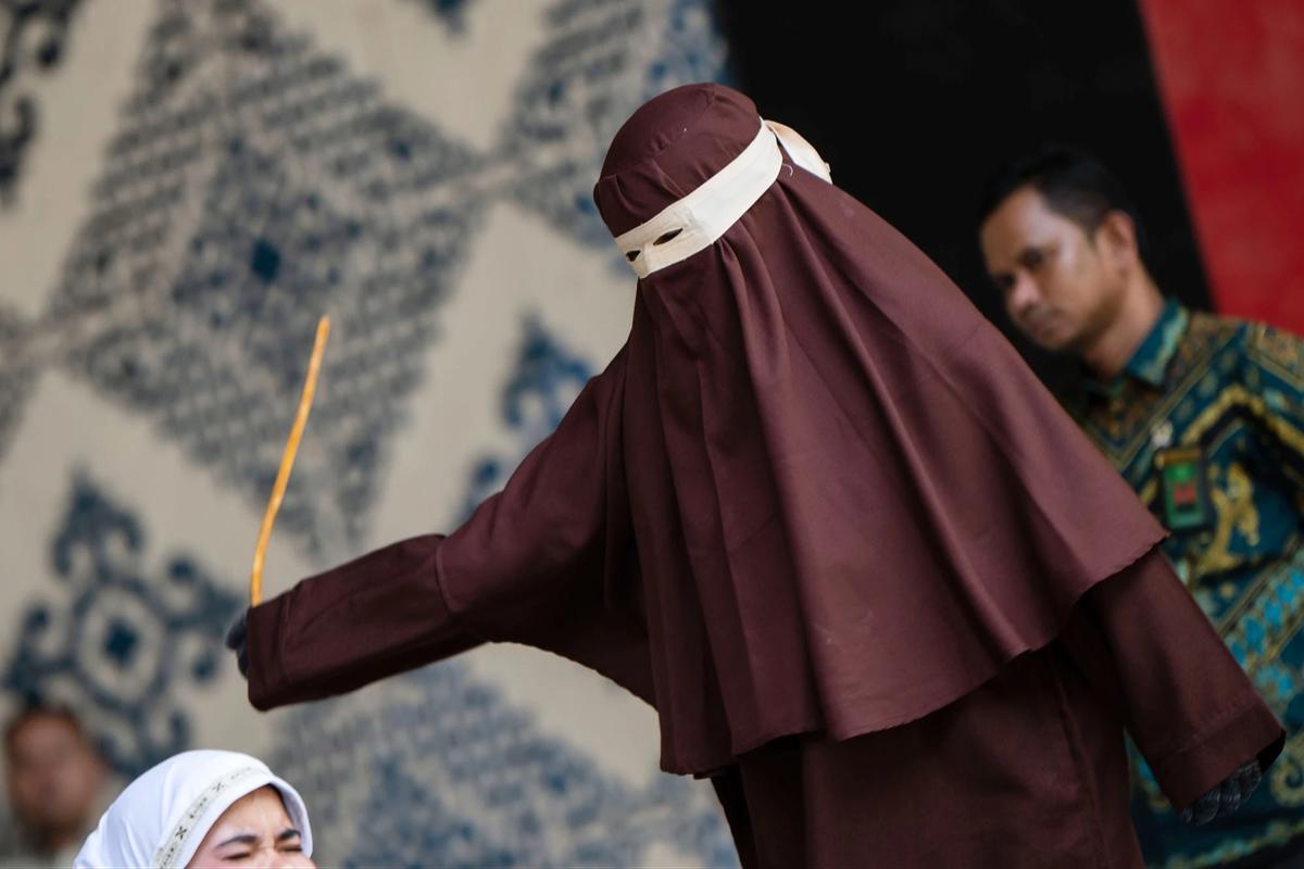 FOTO: Siaran Langsung di TikTok Berujung Hukuman Cambuk