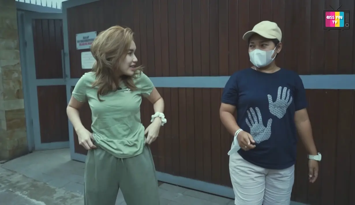 Seperti yang ditunjukkannya saat di rumah. Ayu ditemani Ragil ingin membeli nasi uduk favoritnya sejak kecil di wilayah Depok. (YouTube qiss yu TV)