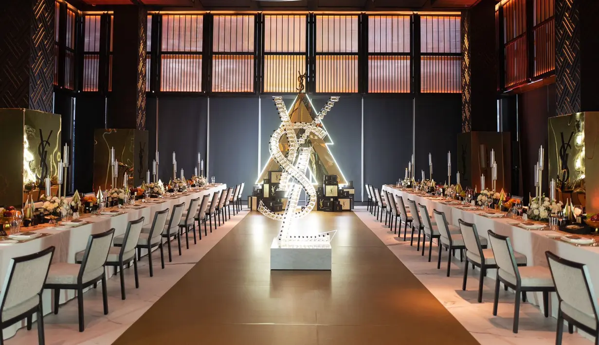 YSL Advent Calender Holiday 2022 ini dijual dengan harga Rp 6.300.000. Terdiri dalam 17 produk miniatur, 6 barang berukuran penuh, dan hadiah tambahan untuk menyenangkan dan mengejutkan sepanjang bulan Desember! Cocok untuk berbagi kasih sayang dalam bentuk kado istimewa. / Foto dok YSL Beauty.