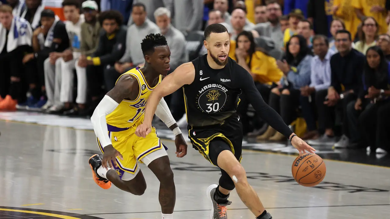 Stephen Curry dijaga Dennis Schroder saat Lakers melawan Warriors di semifinal Wilayah Barat NBA