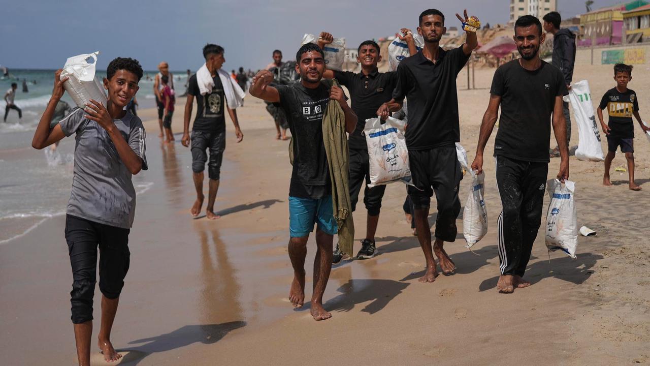 FOTO: Di Tengah Krisis, Warga Gaza Berebut Bantuan yang Tercebur ke Laut Mediterania