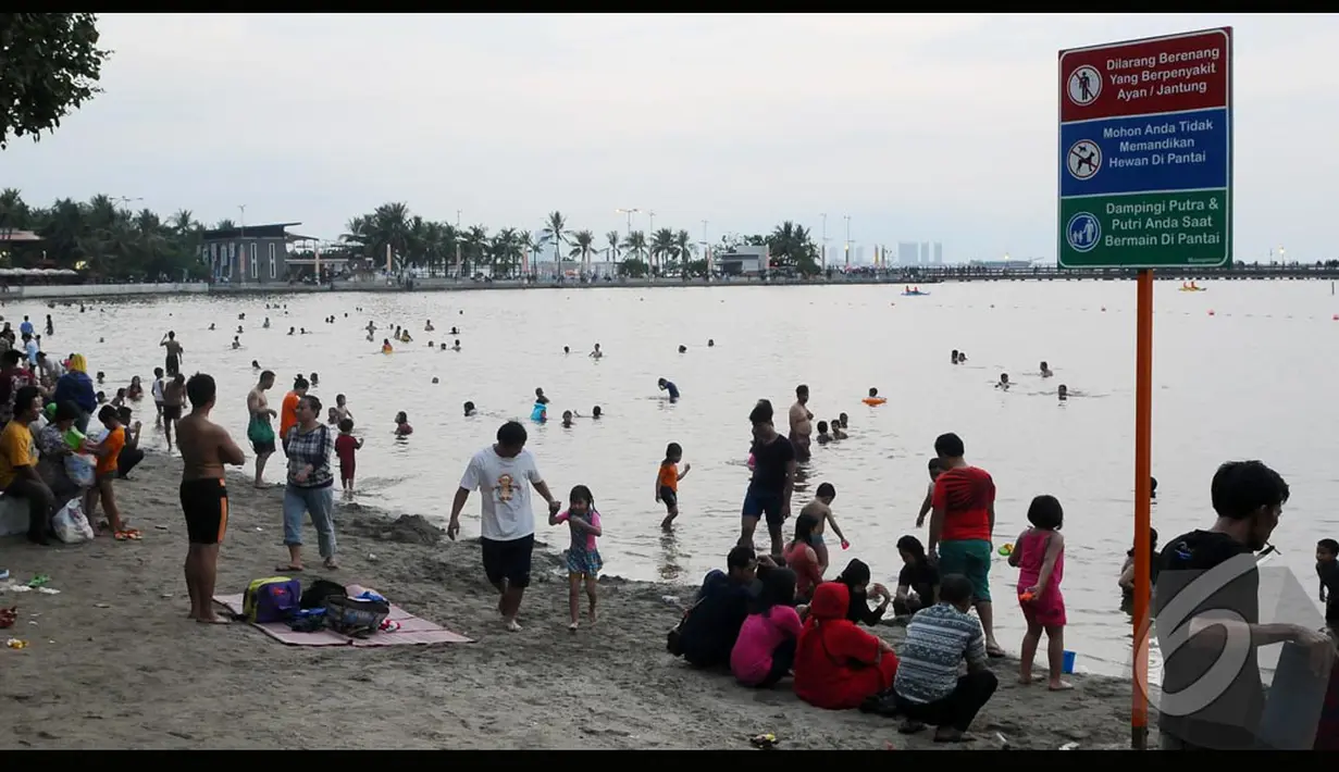 Pantai Ancol menjadi salah satu lokasi wisata favorit warga Jakarta dan sekitarnya, terutama pada saat libur Lebaran, Senin (28/7/2014) (Liputan6.com/Andrian M Tunay)