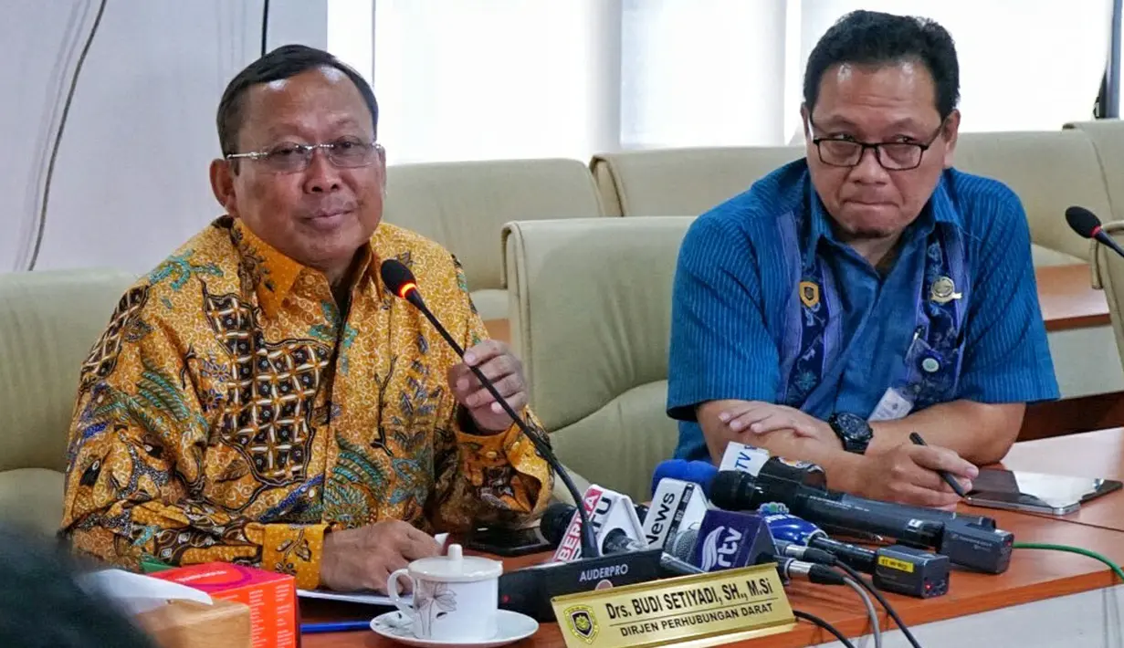 Dirjen Perhubungan Darat Kemenhub Budi Setiyadi (kiri) memberi keterangan pers terkait tarif ojek online di Jakarta, Jumat (5/7/2019). Kemenhub menekankan agar pihak aplikator tidak memberikan diskon di bawah batas tarif minimum yang telah diatur. (Liputan6.com/JohanTallo)