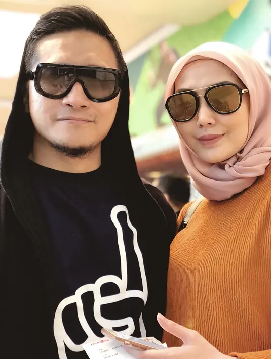 “Tapi dia ini adalah hartaku, doanya yg akan meringankan saya kelak. Istiqamah ya nak, mudah2an suatu saat pas ga ada pipi lagi kamu inget dulu kita pernah sama2 ngantuk2 ndatengin sumber suara Adzan,” ungkapnya.  (Instagram/ariekuntung)