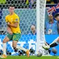 Pemain Timnas Argentina, Lionel Messi mencetak gol pertama Argentina ke gawang Timnas Australia dalam laga babak 16 besar Piala Dunia 2022 di Ahmad Bin Ali Stadium, Doha, Qatar, Minggu (4/12/2022) dini hari WIB. (AP/Petr David Josek)