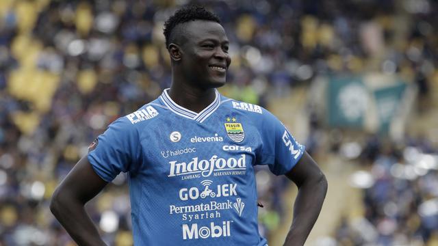 Striker Persib Bandung, Ezechiel N'Douasel, bersiap saat akan melawan TIRA Persikabo pada laga Piala Presiden 2019. (Bola.com/Yoppy Renato)