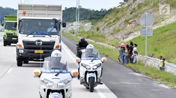 Warga mengabadikan gambar ketika Presiden Jokowi naik truk usai meresmikan Jalan Tol Bakauheni di Kabupaten Lampung Selatan, Lampung, Minggu (21/1). Jokowi tergetkan Tol Bakauheni selesai sebelum Asian Games 2018 berjalan. (Liputan6.com/Pool/Biro Setpres)