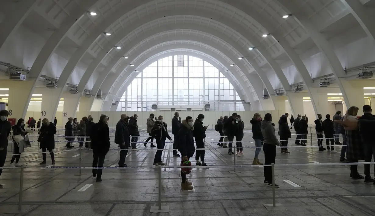 Orang-orang, termasuk warga Rusia, mengantre untuk menerima vaksinasi COVID-19 di Zagreb, Kroasia, pada 9 November 2021. Kroasia telah menjadi tempat favorit baru bagi warga Rusia yang mencari vaksin produksi Barat untuk bisa melakukan perjalanan ke wilayah Eropa dan AS. (AP Photo/Darko Bandic)