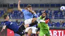 Striker Lazio, Ciro Immobile, berebut bola dengan kiper Atalanta, Marco Sportiello, pada laga Liga Italia di Stadion Olimpico, Roma, Rabu (30/9/2020). Atalanta menang dengan skor 4-1. (Alfredo Falcone/LaPresse via AP)