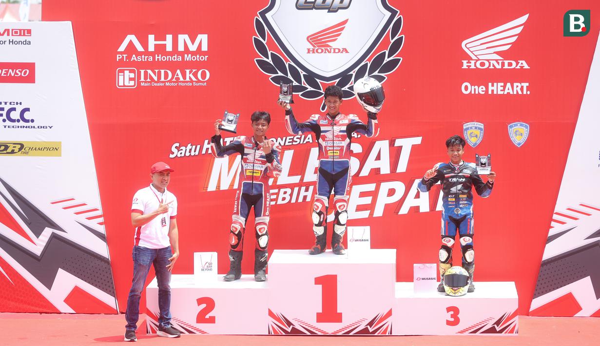 Pesta balap motor yang memiliki tajuk “Satu Hati Indonesia Juara, Melesat Lebih Cepat” ini menantang para pebalap Sumatera Utara untuk berkompetisi di sejumlah kelas bergengsi, mulai dari HDC 2025 membuka 10 kelas utama dan Sonic/GTR 150 Expert/Novice (HDC 1). (Bola.com/M Iqbal Ichsan)