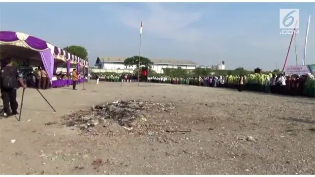 Ribuan santri di Pasuruan melakukan peringatan Hari Pendidikan Nasional di pinggir pantai. Hal ini dilakukan untuk lebih mencintai lingkungan dan mendapat perhatian pemerintah.