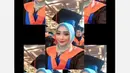 Melalui akun instagramnya, ia membagikan beberapa momen saat wisuda. Potret bahagia begitu terpancar dari Ega. [Instagram/eganoviantika_98]
