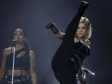 Aksi panggung penyanyi AS Bebe Rexha saat tampil pada festival Rock in Rio, di Olympic Park, di Rio de Janeiro, Brasil (27/9/2019). Bebe Rexha tampil enerjik bersama para penari samba di atas panggung. (AFP Photo/Mauro Pimentel)