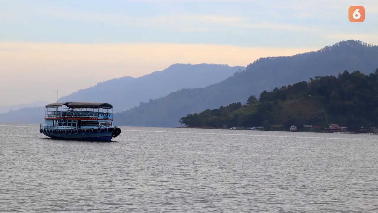 Kapal Motor di Danau Toba
