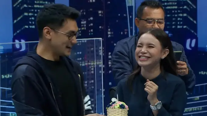 Afgan Berikan Kejutan di Hari Ulang Tahun Rossa