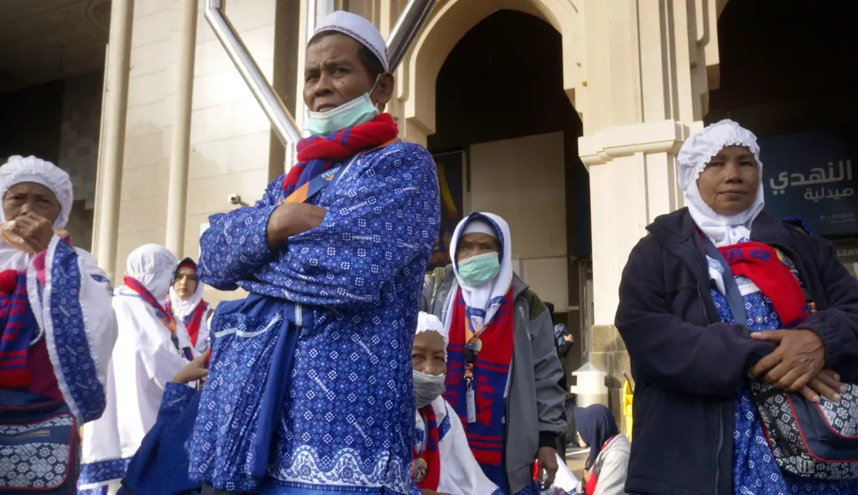 Jemaah asal Indonesia berada di kota suci Makkah saat pemerintah Arab Saudi menerapkan larangan melaksanakan ibadah umrah, Kamis (5/3/2020). Pelarangan sementara ibadah umrah dilakukan untuk mencegah meluasnya penyebaran virus corona. (AP Photo/Amr Nabil)
