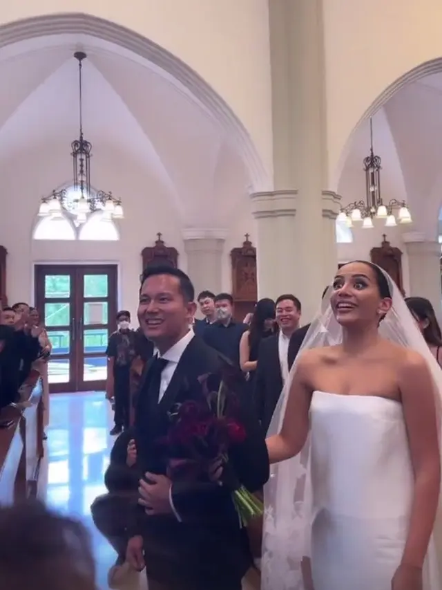 Angel Pieters resmi dipersunting pria bernama Andreas Paramawidya Wisesa (https://www.instagram.com/p/CoCbEbABFgS/)