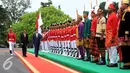 Upacara menyambut kedatangan PM Jepang, Shinzo Abe di Istana Kepresidenan Bogor, Jawa Barat, Minggu (15/1). Pertemuan tersebut untuk mempererat hubungan kedua negara antara Indonesia dengan Jepang.  (Liputan6.com/Panca Syurkani/Pool)