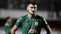 Striker PSS Sleman, Yevhen Bokhashvili, mengamati rekannya saat melawan Arema FC pada laga Liga 1 2019 di Stadion Maguwoharjo, Sleman, Rabu (15/5). PSS menang 3-1 atas Arema. (Bola.com/Yoppy Renato)