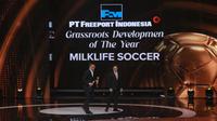 Program Director MilkLife Soccer Challenge, Teddy Tjahjono, saat menerima penghargaan PT Freeport Indonesia Grassroots Development Program of the Year dalam acara PSSI Awards 2026 yang digelar di Studio Emtek City, Jakarta, Sabtu (28/3/2026). (Bola.com/Bagaskara Lazuardi)