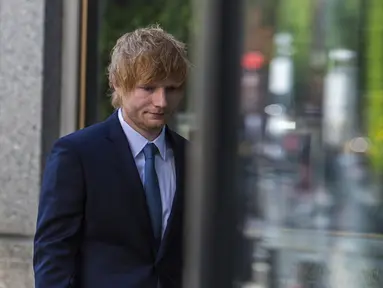 Ed Sheeran berjalan ke Pengadilan Federal Manhattan, New York, Amerika Serikat, Selasa (25/4/2023). Sidang hak cipta lagu hits Ed Sheeran 'Thinking Out Loud' yang diduga menjiplak lagu klasik Marvin Gaye resmi dimulai. (AP Photo/Brittainy Newman)