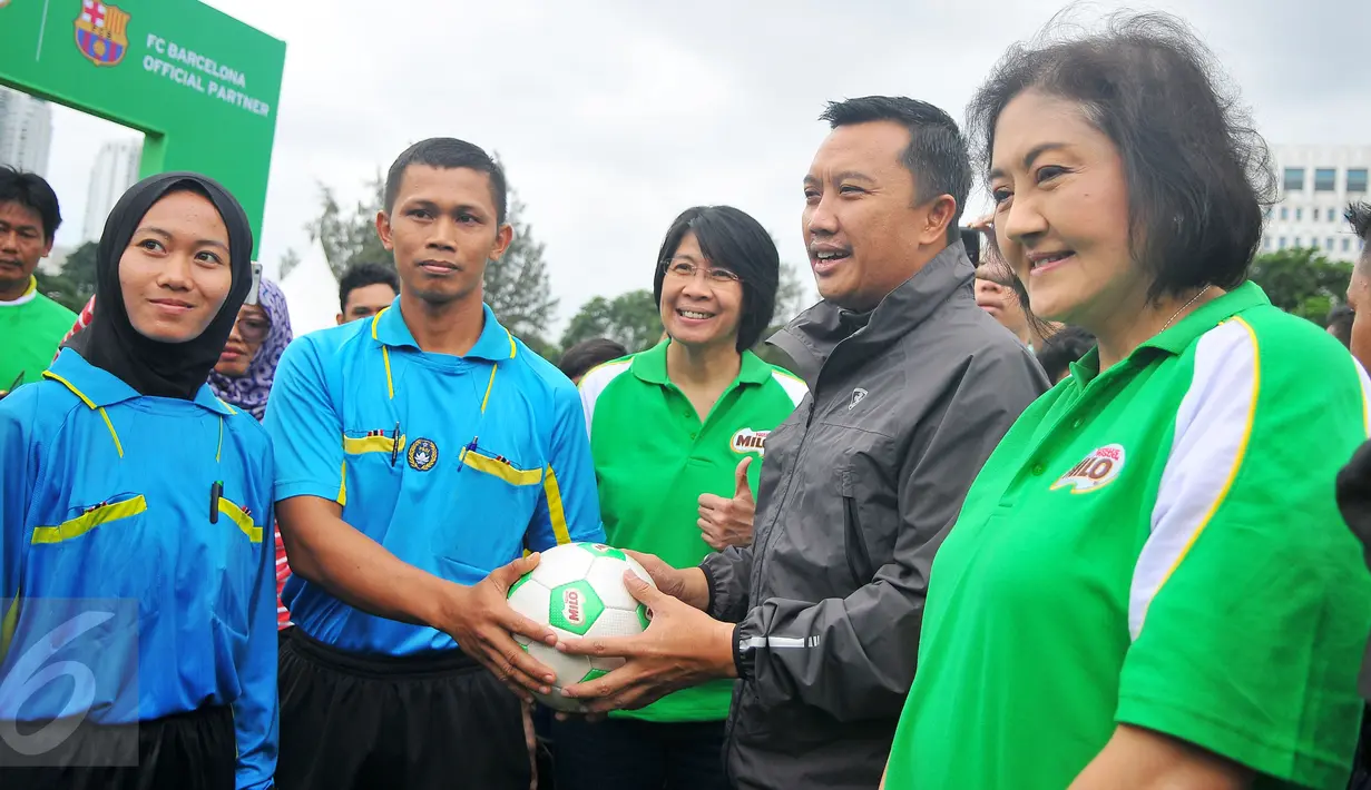 Menpora Imam Nahrawi memberikan bola kepada wasit saat acara Milo Football Championship di Jakarta, Sabtu (18/2). Sebanyak 8000 siswa SD mengikuti acara ini. (Liputan6.com/Angga Yuniar)