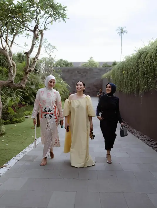 Tanpa payet, bordir, dan motif, Nagita Slavina tetap terlihat anggun hadiri pernikahan pemilik Krisna Bali [@raffinagita1717]