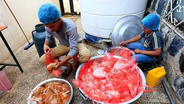 Saling membantu menyiapkan menu buka puasa