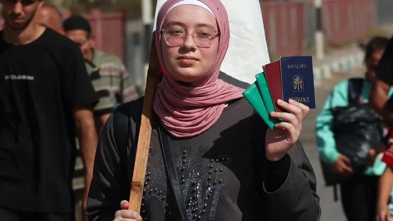 FOTO: Hindari Serangan Darat Israel, Warga Palestina Beramai-ramai Jalan Kaki Puluhan Kilometer Tinggalkan Gaza
